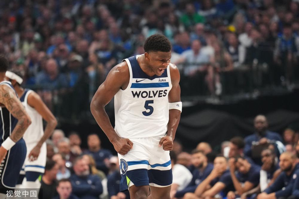 让她更加坚 让她更加坚