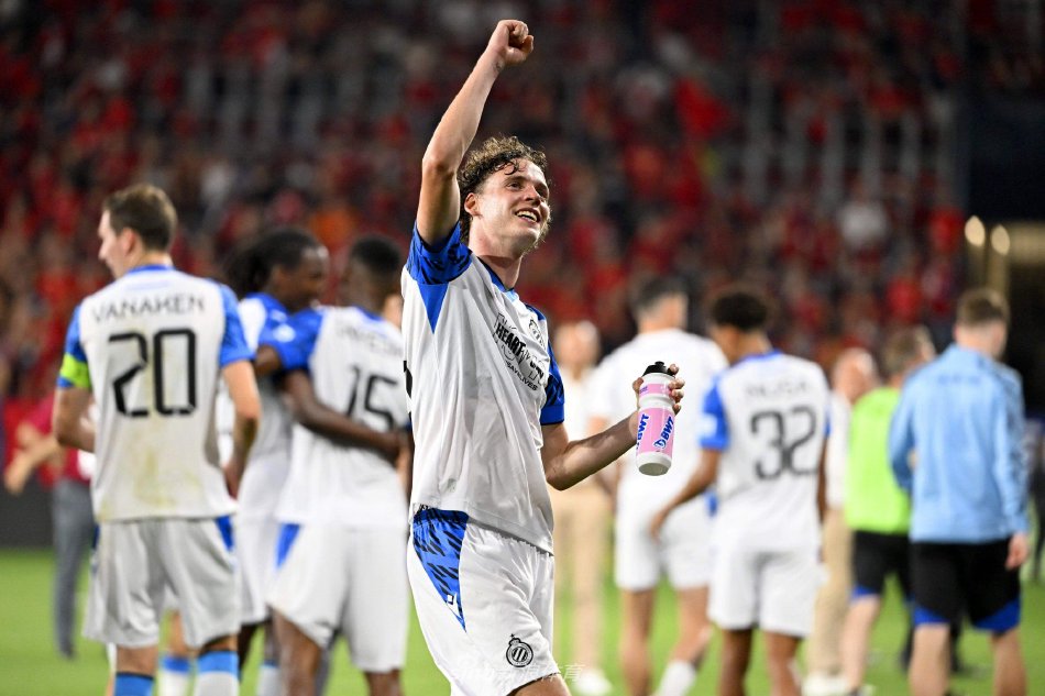 地奠定了坚 地奠定了坚